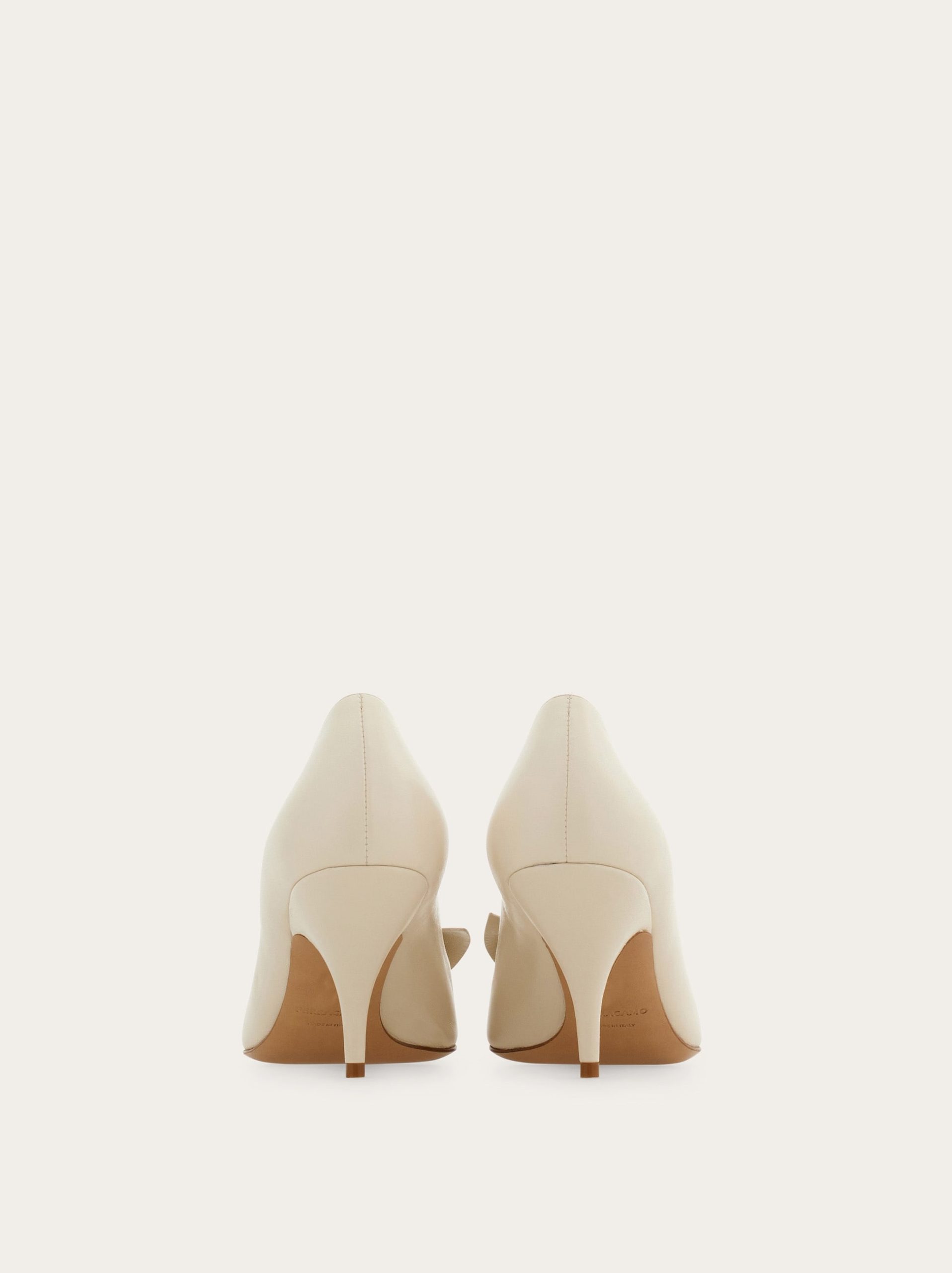 Ferragamo Soft bow pump - Image 5